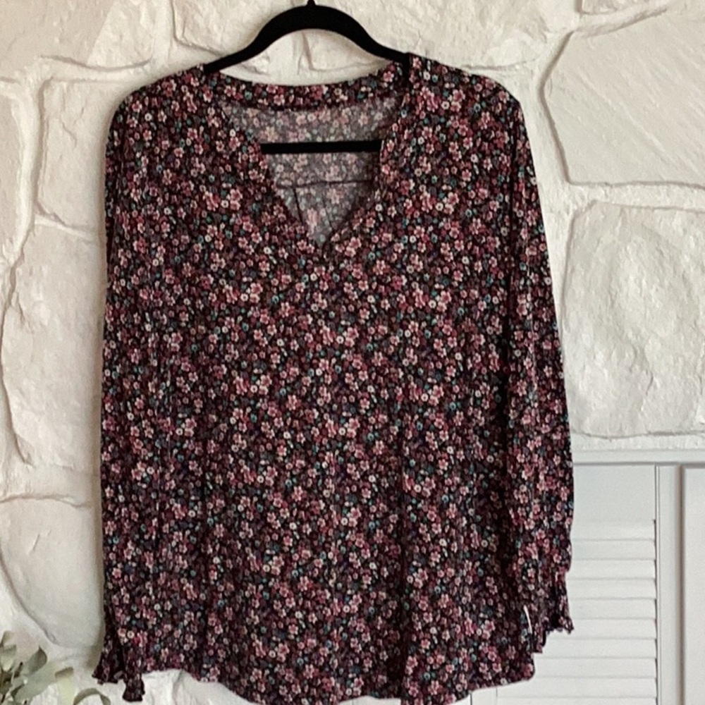 Black floral long sleeve top w/ gathered sleeve endings soft fabric v type neck